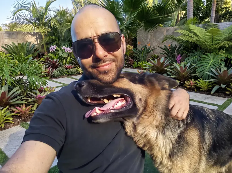 Horacio y un pastor alemán